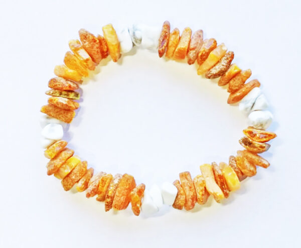 Braccialetto in ambra baltica naturale abbinato a collari con Howlite