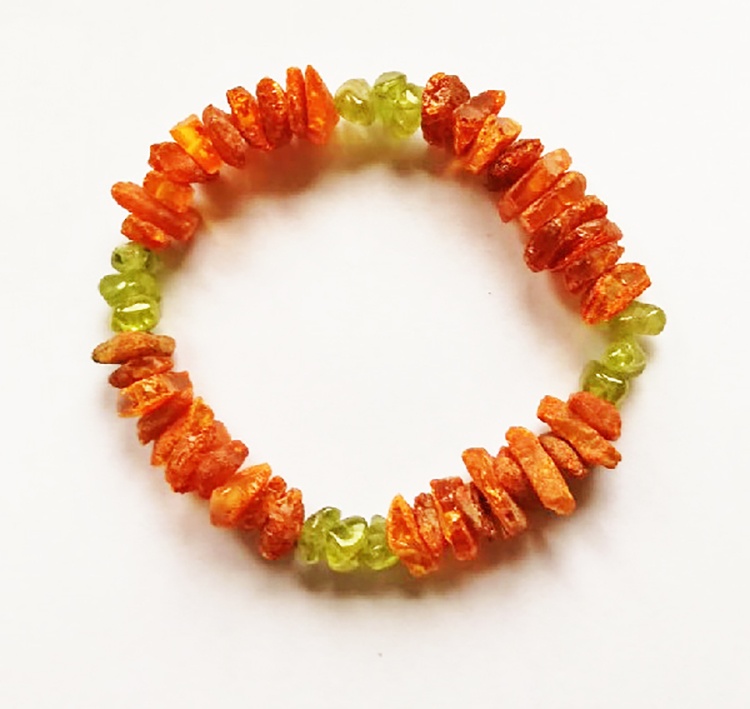 Braccialetto in ambra baltica naturale abbinato a collari con Peridoto 1 Braccialetto in ambra baltica naturale abbinato a collari con Peridoto